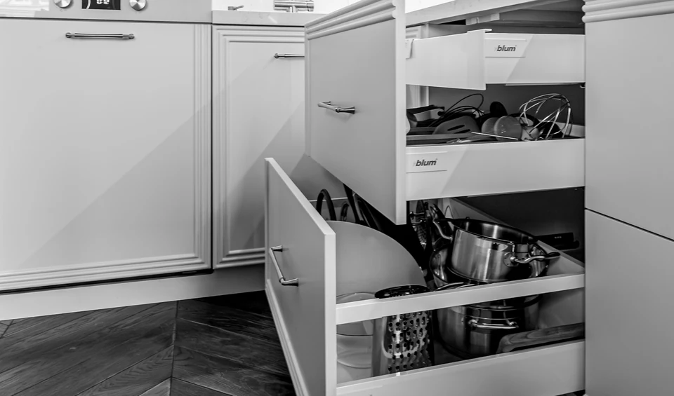 Выдвижные ящики Blum в кухне клиента